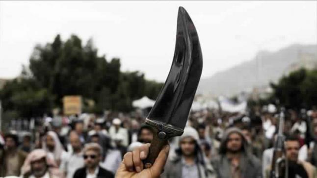 زعيم قبلي يمني يسلم نفسه برفقة عشرات المسلحين لميليشيات الحوثي عقب انتهاء اشتباكات عنيفة بينهما