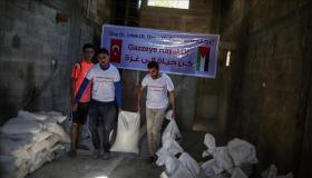 فريق تطوعي تركي يوزع مساعدات غذائية على عشرات الأسر الفلسطينية في قطاع غزة