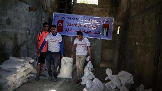 فريق تطوعي تركي يوزع مساعدات غذائية على عشرات الأسر الفلسطينية في قطاع غزة