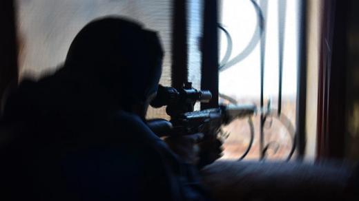 القوات العراقية تعثر على فتاة أجنبية تحت العشرين بالموصل القديمة وبحوزتها سلاح قنص