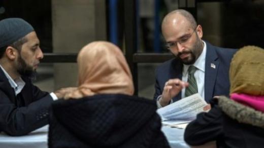 مسلمة أمريكية من أصول أفريقية تحصل على تعويضات لإجبارها على نزع حجابها من قبل الشرطة