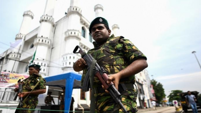 جيش سريلانكا ينقذ رئيس الوزراء المستقيل من “براثن المتظاهرين”