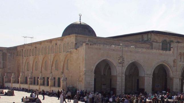 آلاف الفلسطينيين يتوافدون على المسجد الأقصى الشريف بشروط إسرائيلية لأداء صلاة الجمعة