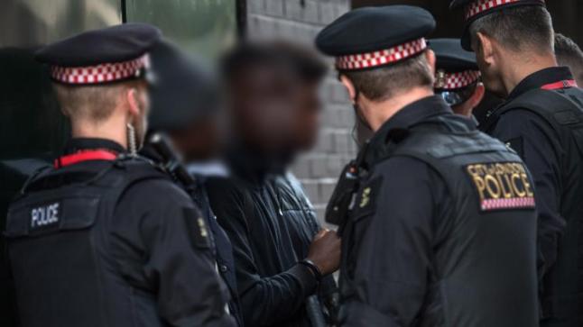 الشرطة البريطانية تعتقل شابين في أعقاب سلسة من الهجمات باستخدام مادة حارقة شرق لندن