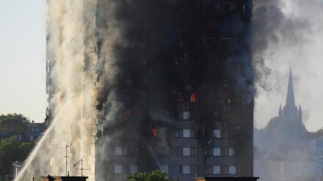 حريق ضخم يلتهم مبنى سكني في العاصمة البريطانية في حي يقطنه أصول عربية وافريقية