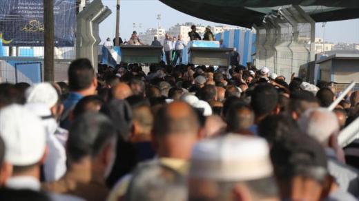 سلطات الاحتلال الإسرائيلي ترحل مئات الفلسطينيين عقب إلغاء تصاريح الدخول