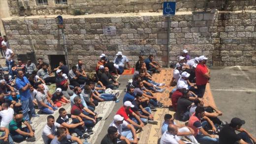 مئات الفلسطينيين يؤدون صلاة الجمعة داخل المسجد الأقصى وعشرات الآلاف في محيطه