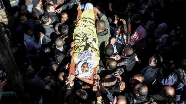 مئات من الشعب الفلسطيني يشيعون جثامين الشهداء الذين سقطوا في قطاع غزة