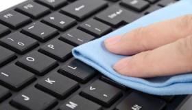 طريقة تنظيف لوحة المفاتيح بدون إزالة المفاتيح ومن الداخل