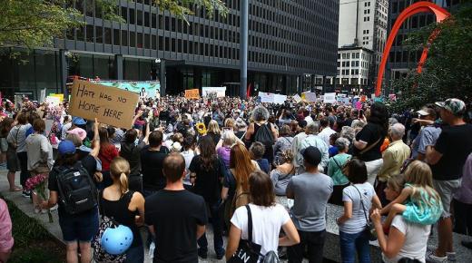 أعمال العنف العنصرية التي شهدتها ولاية فرجينيا الأمريكية تدفع أحد مستشاري ترامب للاستقالة