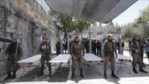 البوابات الإلكترونية الإسرائيلية على مداخل الأقصى تثير غضب فلسطيني واسع