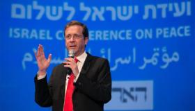 الانتخابات التمهيدية تطيح بإسحق هرتسوغ من زعامة حزب العمل الإسرائيلي