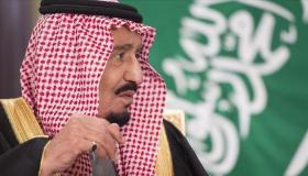 العاهل السعودي يلتقي أمين مجلس التعاون الخليجي وسط الأزمة القطرية السعودية الإماراتية