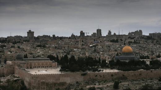 العاهل الأردني يتلقى اتصالا هاتفيا من ترامب للحديث حول نقل السفارة الامريكية إلى مدينة القدس