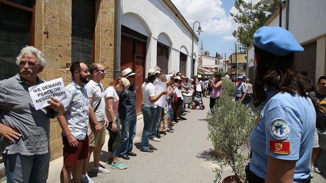 سلسلة بشرية يونانية تركية على الشريط الفاصل بين شطري قبرص لدعم جهود حل الأزمة القبرصية