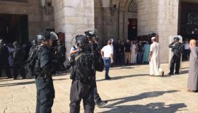 مستوطنون يهود وجنود إسرائيليون يقتحمون ساحات المستجد الأقصى والمصلون يتصدون لها