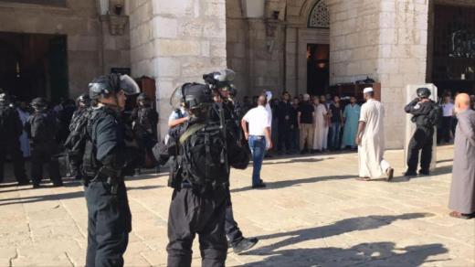 مستوطنون يهود وجنود إسرائيليون يقتحمون ساحات المستجد الأقصى والمصلون يتصدون لها