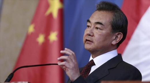 وزير الخارجية الصيني يدعو الأطراف المعنية بالأزمة الكورية إلى ضبط النفس
