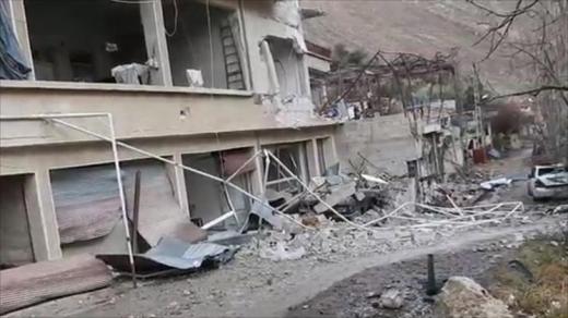 تواصل قصف النظام السوري لعين الفيجة بالبراميل المتفجرة، ومؤشرات لهدنة