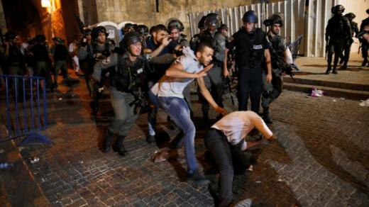 مدينة القدس تعيش حالة من الهدوء الحذر عقب اشتباكات ليلة أمس بين المصلين وجنود الاحتلال