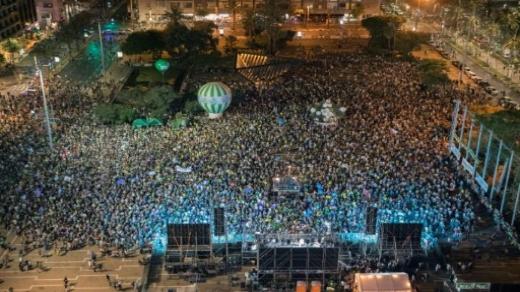 آلاف الإسرائيليين ينظمون تظاهرة في تل أبيب لدعم جهود حل الدولتين والتنديد بالحكومة الإسرائيلية