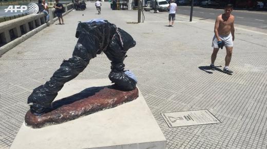 تحطم تمثال اللاعب لأرجنتيني ليو ميسي في العاصمة الارجنتينيه إلى نصفين