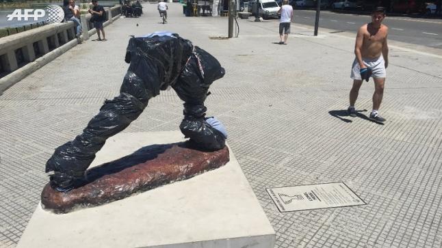 تحطم تمثال اللاعب لأرجنتيني ليو ميسي في العاصمة الارجنتينيه إلى نصفين