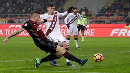 ميلان يعمل على تعديل النتيجة بعد تأخره في مباراة كأس إيطاليا