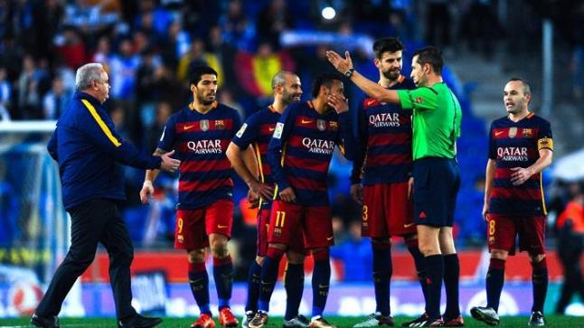 جونزاليس حكم مباراة برشلونة وسوسيداد يثير الكثير من الضجة والاثاراة