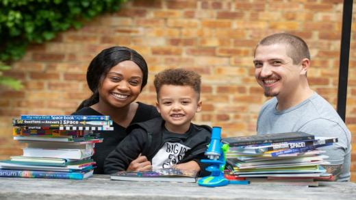 طفل عبقري يتقن ثلاث لغات بعمر الأربع سنوات ينضم الي منظمةمنسا