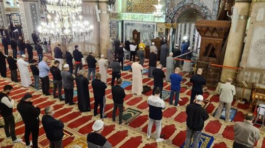 ألاف المصلين بالمسجد الأقصي بعد أعادة أفتتاحة بعد مرور 70 يوماً