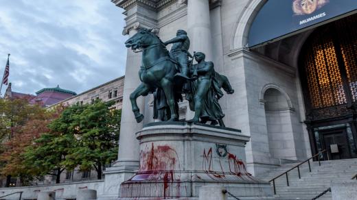 أزالة تمثال رئيس أمريكي من أمام متحف في نيويورك