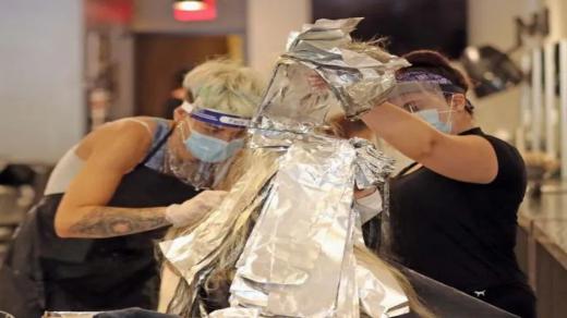 زحام علي صالونات التجميل بعد فتحها في نيويورك