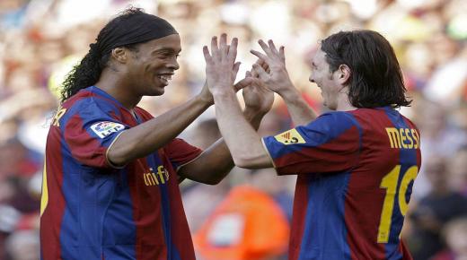 رونالدينيو يعود لنادي برشلونة كأحد أفراد الطاقم الإداري وجزء من فريق اساطير برشلونة