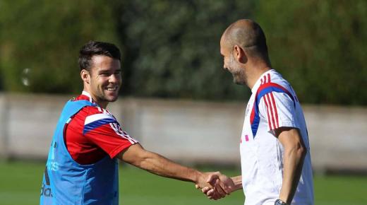 بيب يفكر خوان بيرنات لاعب بايرن ميونيخ من أجل حل مشاكل دفاع السيتي