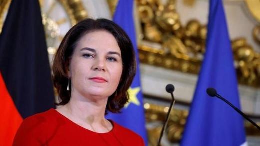 وزيرة الخارجية الألمانية تتعرض للرشق بالبيض.. والأمن يقبض على المعتدي