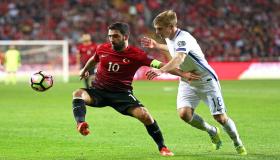 اردا توران يعلن اعتزاله اللاعب دوليا بعد حادثة اعتداءه