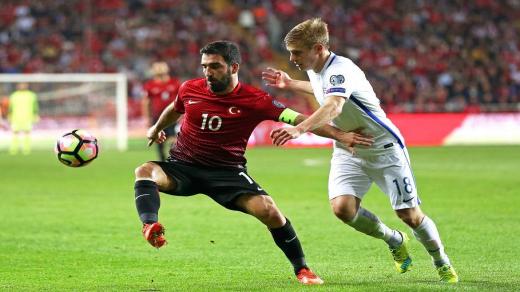 اردا توران يعلن اعتزاله اللاعب دوليا بعد حادثة اعتداءه