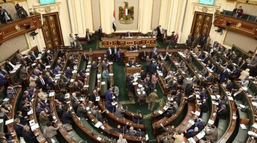 مطالبة البرلمان المصري بطرد سفير الوفاق … ردا على إهانة العمال