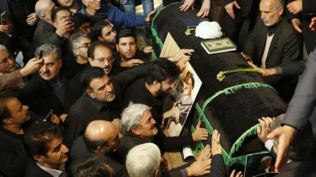 تشييع رفسنجاني بمشاركة عشرات الآلاف من الإيرانيين في جامعة طهران