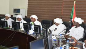 السودان تعلن حظر استيراد السلع وتسعى للترشيد